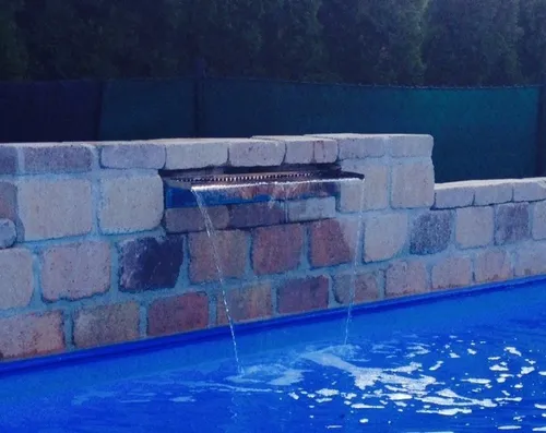 Edelstahl Wasserfall 60 cm mit LED-Beleuchtung - Bachläufe & Wasserfälle: Eleganter Wasserfall aus poliertem Edelstahl mit integrierter LED-Beleuchtung für stimmungsvolle Akzente im Garten oder auf der Terrasse.