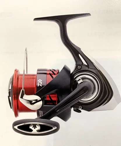 DAIWA 23 Ninja Match and Feeder LT 6000SS Angelrolle - Hochwertige Angelrolle mit Frontbremse, ideal für präzises Angeln, maximales Bremskraft von 12 kg und leichtes Gewicht von nur 390 g.