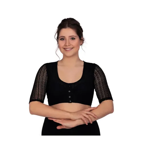 Dirndlbluse Kassandra - Elegante Dirndlbluse aus Spitzenstoff mit traditionellen Blumenranken, 3/4 lange Ärmel und schillernde Perlmutt-Knöpfe, ideal für festliche Anlässe.