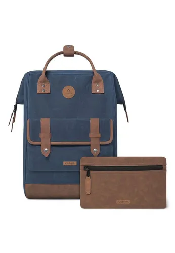 CABAIA Rucksack MONTALIVET Large, dunkelblau - Stylisher Rucksack für Abenteuer und Alltag: Der CABAIA MONTALIVET Large bietet zwei auswechselbare Vordertaschen, ein gepolstertes Laptopfach und wasserabweisendes Material für optimalen Schutz.