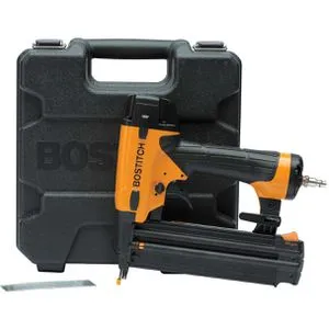 Bostitch Druckluftnagler BT1855-E - Tacker für 15-55mm Streifennägel, inkl. Koffer. Exaktes Arbeiten durch einstellbare Einschusstiefe und Sicherheitsnase für mehr Sicherheit.