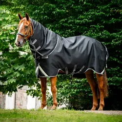 Horseware Rambo Supreme 1680D Turnout Plus 50g, 115 - Hochwertige Weidedecke mit 1680D ballistischem Nylon, wasserdicht und atmungsaktiv. Die 50g Füllung sorgt für Komfort, während der patentierte Halsausschnitt und reflektierende Streifen Sicherheit bieten.