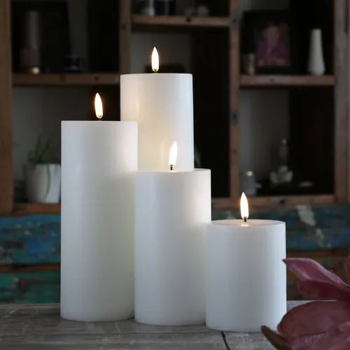 LED Kerzenset THEA Uyuni - 4er Set mit Fernbedienung - Kerzen, 4er Set - inklusive Fernbedienung und Batterien - bis zu 1000 Std. Leuchtdauer - für eine romantische Atmosphäre. Perfekt für Adventskränze oder Tischdekoration!