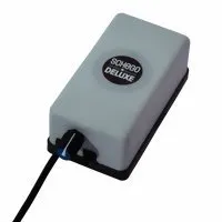 Schego Membranpumpe optimal DELUXE 250l/h – Regelbare Luftpumpe mit Schalter - Die Schego Membranpumpe optimal DELUXE 250l/h bietet eine zuverlässige Luftversorgung für Aquarien. Mit regelbarem Luftstrom und praktischem Schalter ist sie ideal für den flexiblen Einsatz in der Aquaristik.
