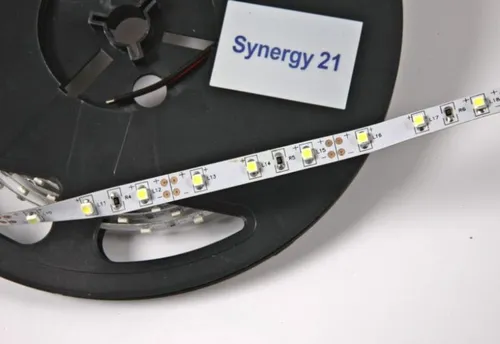 Synergy 21 LED Streifen Strip Light 5m für Innen & Außen - Hochwertiger 5m LED Streifen mit 300 Lampen, ideal für kreative Beleuchtung in jedem Raum. Mit IP67 Schutzart und 1500 lm Lichtstrom sorgt er für eine angenehme Atmosphäre.
