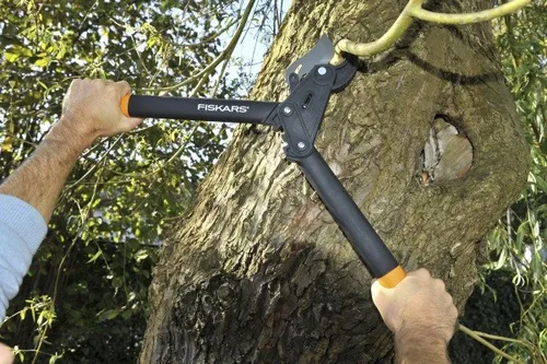 Fiskars Astschere PowerStep L85 - Baumscheren & Gartenscheren mit innovativem Stufenmechanismus für bis zu 40mm Ø, ideal für müheloses Schneiden von hartem Holz und Über-Kopf-Arbeiten.