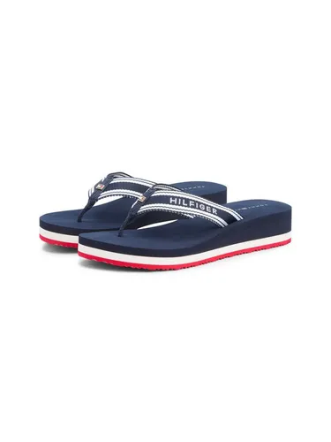 Tommy Hilfiger Damen Zehentrenner mit TH Flaggenaufdruck, Blau (Rwb), Größe 37 - Stylische Sommersandalen für Damen mit TH Flaggenaufdruck, ideal für den Alltag und die Freizeit. Hoher Tragekomfort und modernes Design machen sie zum perfekten Begleiter.