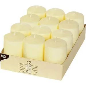 PAPSTAR Stumpenkerzen 6 cm elfenbein - 12 hochwertige Paraffin-Stumpenkerzen mit 6 Stunden Brenndauer, rußfrei und ideal für Gastronomie und festliche Anlässe. Farbe: elfenbein, Durchmesser: 4 cm.