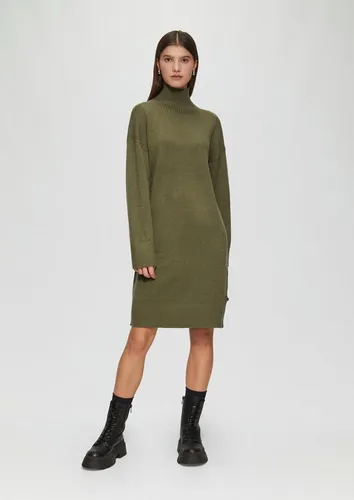 QS Strickkleid - Damenbekleidung mit Stehkragen und weiten Ärmeln, perfekt für einen lässigen, eleganten Look in der kalten Jahreszeit.