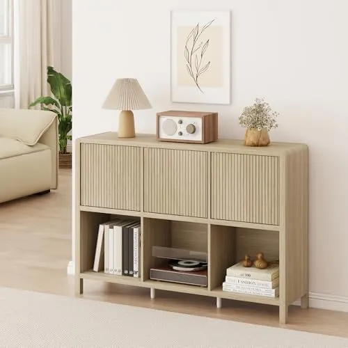 Sideboard 'Lukkodso' mit 3 Türen – Eicheoptik, 110 cm - Kommode mit 3 Türen und 6 Fächern, flexibler Türmontage und griffloser Push-to-Open-Technik für modernes Design. Ideal zur praktischen Aufbewahrung von Büchern und Dekoration.