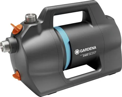 GARDENA Gartenpumpe 5400 Silent – Leise, leistungsstark und effizient - Die GARDENA Gartenpumpe 5400 Silent fördert bis zu 5400 l/h und überzeugt durch leisen Betrieb mit nur 64 dB. Ideal für effiziente Bewässerung im Garten, kinderleichte Installation und wartungsfreundliches Design.