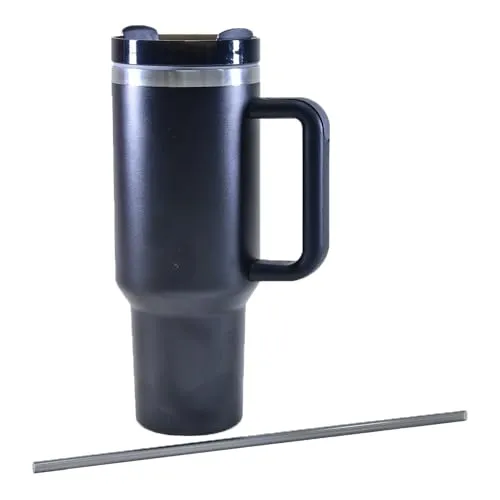 Kögler 13120 Thermobecher mit Strohhalm und Henkel, 1200 ml - Der 1200 ml Thermobecher aus Edelstahl und Kunststoff hält Getränke bis zu 12 Stunden warm und 24 Stunden kalt. Ideal für unterwegs, mit stabilem Henkel und zwei Trinkmöglichkeiten für maximalen Komfort.