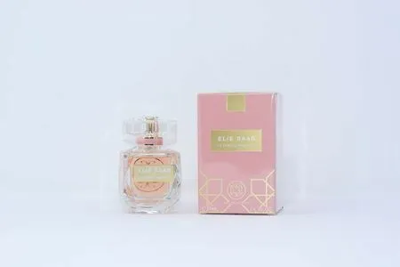 Elie Saab Le Parfum Essentiel Eau De Parfum 50 ml - Damendüfte mit einem eleganten, blumigen Duft, der die feminine Eleganz unterstreicht und für unvergessliche Momente sorgt.