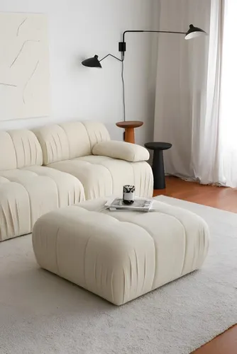 Beige Polsterhocker Ottomane für Wohnzimmer und Schlafzimmer - Vielseitiger Sitzhocker aus robustem Holzfurnier, ideal für jeden Raum. Mit einem modernen Design und einer Höhe von 43 cm bietet er Komfort und Stil in einem.