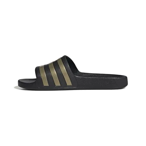 adidas Unisex Adilette Aqua Slides, Core Black / Gold Metallic, 38 EU - Bequeme Slip-On-Sandalen mit weichem Cloudfoam Fußbett für hohen Tragekomfort. Ideal für den täglichen Einsatz und schnell trocknendes Material.