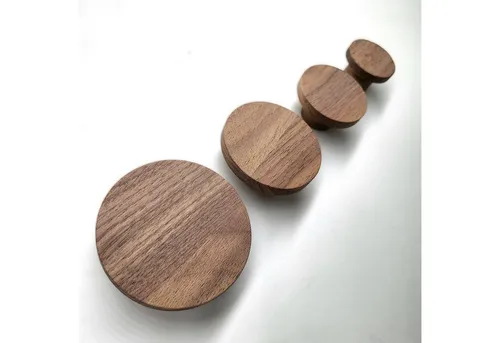 ScandiHooks Runde Wandhaken aus Walnussholz - Wandhaken aus unbehandeltem, nachhaltigem Walnussholz im minimalistischen skandinavischen Design, ideal für jeden Raum – Flur, Schlafzimmer, Wohnzimmer und mehr.