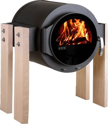 Kaminofen Kanuk® STAND - Holzofen mit modernem Design - Der Kanuk® STAND vereint elegantes Design mit hoher Effizienz. Mit 8 kW Heizleistung und 85 % Wirkungsgrad sorgt er schnell für wohlige Wärme in Ihrem Zuhause.