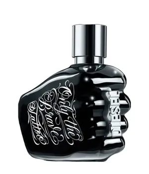 DIESEL Only the Brave Tattoo Eau de Toilette 50 ml - Herrendüfte mit einzigartigem Flakon in Faustform, der die Kraft und Lebensfreude symbolisiert. Frischer grüner Apfel, würziger Salbei und männliches Patchouli sorgen für ein außergewöhnliches Dufterlebnis.