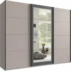 Moderner Schwebetürenschrank 3-türig mit Spiegel in Sand Grau - Geräumiger Schwebetürenschrank mit 3 Türen, Spiegeltür und höhenverstellbaren Einlegeböden. Ideal für eine stilvolle und organisierte Garderobe.