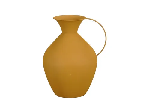 Mica Decorations Gyge Vase gelb - l30xb24xh37cm - Stilvolle Dekovase aus robustem Eisen in warmem Ocker. Mit eleganter Form und praktischem Griff verleiht sie jedem Raum einen besonderen Akzent – ideal für Blumen oder als dekoratives Objekt.