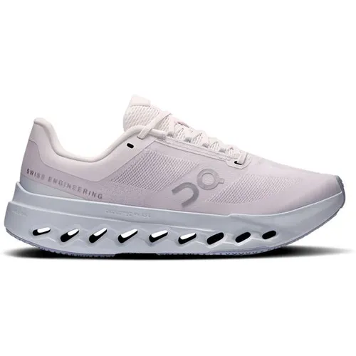 On Cloudsurfer Next W - Damen Neutrallaufschuhe - Die On Cloudsurfer Next W Damen Neutrallaufschuhe bieten innovativen Komfort durch die CloudTec Phase-Dämpfung. Leicht und atmungsaktiv, optimal für müheloses Laufen mit sicherem Halt und flexibler Passform.
