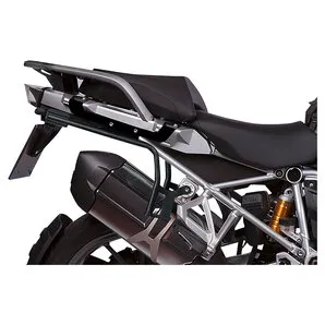 Shad 3P Seitenkoffer Trägersystem - Topcases – Dezentes 3-Punkte Trägersystem aus stabilem 20 mm Stahlrohr für optimale Stabilität und Handling bei voller Beladung, passend für viele Motorradmodelle.