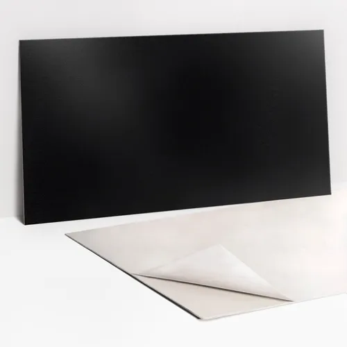 Selbstklebende Dekorative Küchenplatte 100x50 cm - Schwarz - Moderne selbstklebende Wandpaneele in Schwarz, ideal für Küche und Büro. Einfach anzubringen und pflegeleicht, verleihen sie jedem Raum einen stilvollen Look.