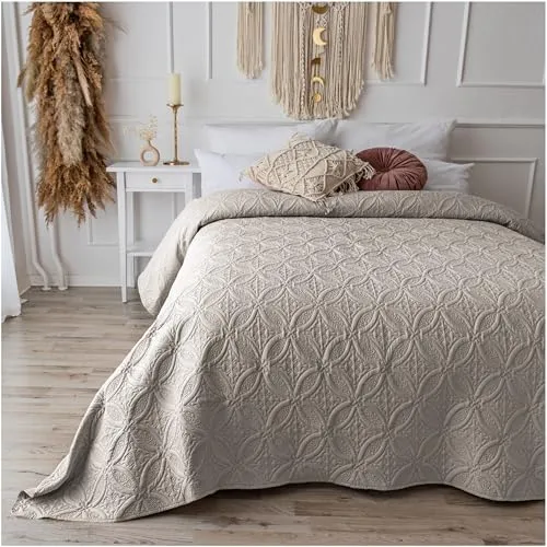 CalmyHOME Tagesdecke Beige 220x240cm - Elegante Bettüberwurf mit Ornamenten, ideal für Doppel- und Einzelbetten. Weich, leicht und vielseitig einsetzbar als Sofaüberwurf oder Sommerdecke. Hochwertige Verarbeitung für ein stylisches Zuhause!
