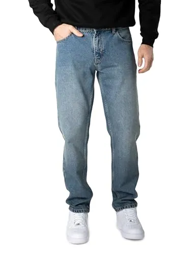 WOTEGA Herren Jeans Dream – Straight Fit Denim Hose in Bering Sea - Entspannte Straight Fit Jeans für Herren in trendiger Hellblau-Waschung. Der 5-Pocket-Stil bietet Komfort und Stil, ideal für Casual- und Streetwear-Outfits.