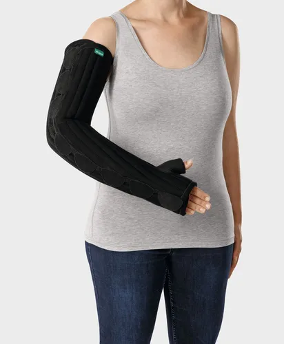 Juzo SleepCompress Armsegment – Kühlendes Material für nächtliche Ödembehandlung - Das Juzo SleepCompress Armsegment bietet eine bequeme Unterstützung zur Ödembehandlung während der Nacht. Mit vertikal genähten Schaumstoffkanälen sorgt es für einen angenehmen Tragekomfort und eine effektive Entstauung.