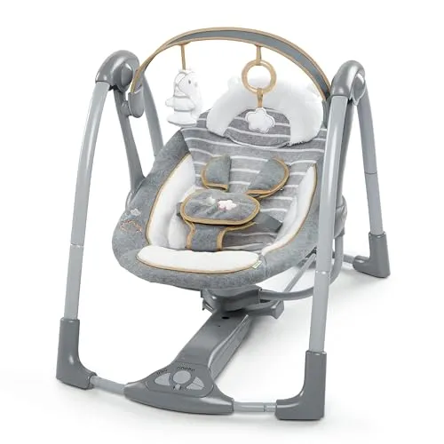 ingenuity Babyschaukel Swing'n' Go, Bella Teddy - Tragbare Babywippe in Grau - Babywippe mit 5 Schaukelgeschwindigkeiten und 8 Melodien, ideal für die Entspannung Ihres Babys, tragbar und klappbar für einfache Handhabung.