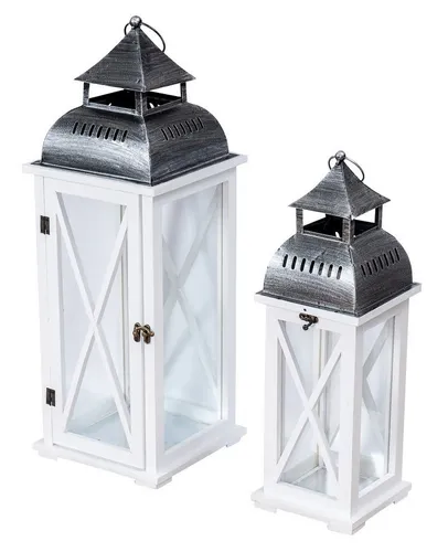 Laterne Set aus Holz und Metall - 2er Set - Laternen für Garten & Balkon, schaffen gemütliche Atmosphäre mit charmanten Details und praktischem Tragering für flexible Platzierung.