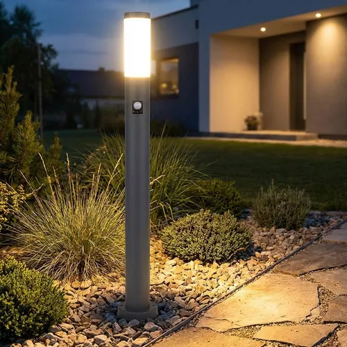 Außenstehleuchte mit Bewegungsmelder LED anthrazit - Moderne Stehleuchte für den Außenbereich mit Bewegungsmelder. Wetterfest und energieeffizient, ideal für Gartenwege und Eingänge. Hochwertige Verarbeitung aus Edelstahl und opalem Kunststoff.