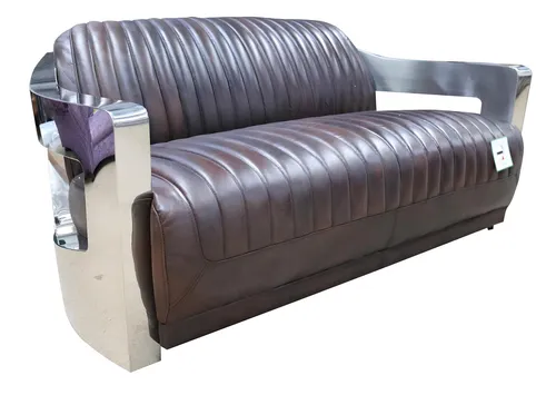 Vintage Ledersofa Dreisitzer aus Echtleder in Braun - Elegantes Dreisitzer Sofa aus hochwertigem Echtleder im Vintage-Stil. Ideal für Wohnzimmer oder Arbeitszimmer, bietet es Platz für bis zu 3 Personen und vereint Komfort mit zeitlosem Design.