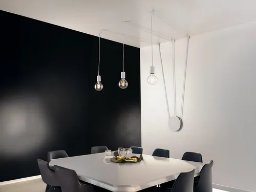 Pendelleuchte 3-flammig in Weiß - Kreative Wandlampe für individuelles Lichtdesign - Entdecken Sie die Vielfalt dieser 3-flammigen Pendelleuchte! Mit 5 Meter langen Kabeln und 21 Distanzaufhängern gestalten Sie Ihr Lichtkonzept nach Wunsch. Ideal für Flur, Esszimmer oder Wohnzimmer.