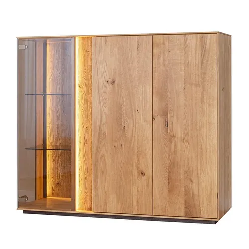 Hellbraune Vitrine für Esszimmer mit LED-Beleuchtung - Elegante Vitrine aus Holz in Braun, mit 3 Türen und 8 Regalfächern. Ideal für stilvolle Präsentationen im Wohnzimmer oder Esszimmer. Maße: 135x37x115 cm, freistehend und leicht montierbar.