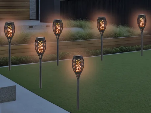 Outdoor Solarfackeln Wegeleuchten 6er Set für den Garten - Lampen mit realistischem Flammeneffekt, ideal für stimmungsvolle Beleuchtung von Garten und Einfahrt. IP44 wetterfest, bis zu 8 Stunden warmweißes Licht für traumhafte Abende im Freien.