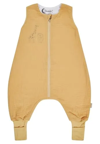 Sterntaler Schlafsack mit Beinen 80/86 Giraffe & Löwe - Baby Schlafsack mit integrierten Stulpen, ideal für kleine Abenteurer. Aus weichem Musselin und Feinfrottee, mit zwei-Wege-Reißverschluss für einfaches Wickeln. Verspielt im Safari-Design, leicht wattiert (1,0 TOG) für angenehmes Schlafklima.