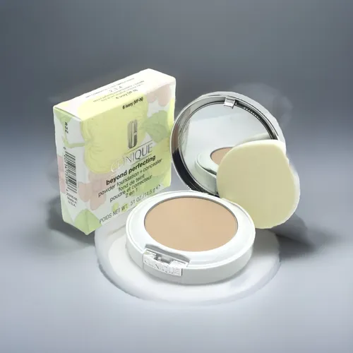 CLINIQUE Beyond Perfecting 2-in-1 Kompaktpuder - Nr. 06 Ivory - Puder-Foundation und Concealer in einem, für makellose Haut mit natürlichem Finish. Allergiegetestet und ölfrei, ideal für ein langanhaltendes Ergebnis ohne Hautirritationen.