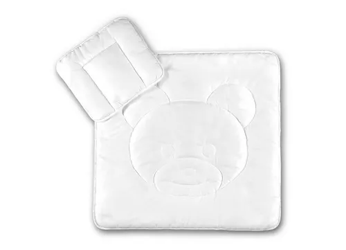 KiGATEX Babybettdecke Bettset mit Bärchenmotiv 80x80 cm - Das KiGATEX Baby-Bettenset bietet Komfort und süße Träume. Die flauschige Decke und das Kissen sind waschbar, allergikerfreundlich und ideal für Babys. Das verspielte Bärchen-Motiv macht es zum Lieblingsstück im Kinderzimmer.