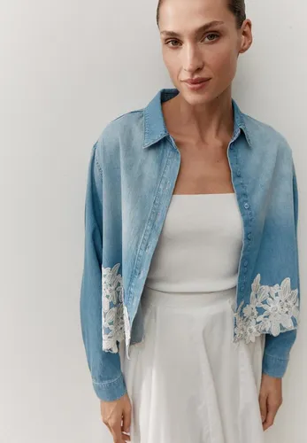 Jeanshemd mit Spitzenbesatz von MORE & MORE - Das lässige Jeanshemd mit femininen Spitzenakzenten bietet vielseitige Stylingmöglichkeiten. Der entspannte Schnitt und der modische Besatz machen es zum perfekten Begleiter für jeden Anlass.