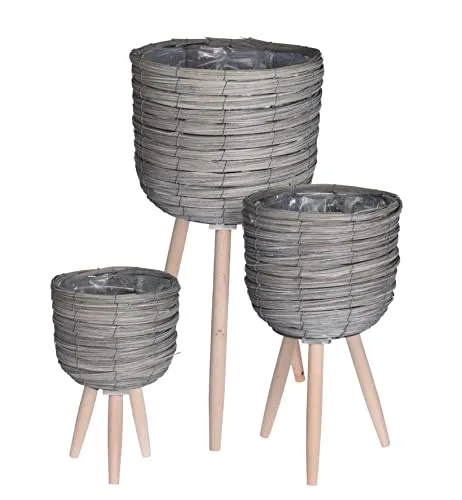 Spetebo 3er Set Rattan Blumenständer grau - Bepflanzbare Deko-Töpfe auf Holzbeinen - Blumentreppen im modernen Rattan-Look, ideal zum direkten Bepflanzen. Die stabilen Holzbeine sorgen für einen eleganten Stand und bringen frisches Grün in Ihr Zuhause.