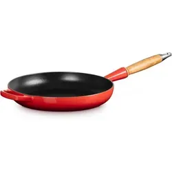 Le Creuset Bratpfanne Signature 26cm, kirschrot - Hochwertige Gusseisenpfanne für gleichmäßiges Kochen und Braten. Ergonomischer Gegengriff und stilvoller Holzgriff sorgen für Komfort. Ideal für saftige und geschmackvolle Gerichte.