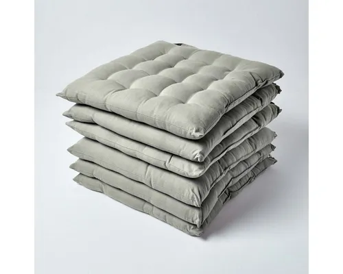 Homescapes 6er Set Stuhlkissen 40x40 cm grau – Bequeme Sitzkissen für drinnen & draußen - Bequem gepolsterte Stuhlkissen im 6er Set, ideal für Esszimmer-, Küchen- & Gartenstühle. Mit praktischem Knopfverschluss für sicheren Halt und waschbarem Bezug aus 100 % Baumwolle für einfache Pflege.