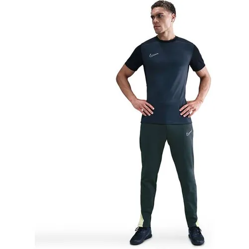 NIKE Herren Sporthose Academy Winter Warrior - NIKE Herren Sporthose Academy Winter Warrior in Größe L. Ideal für Sport und Freizeit, bietet diese Hose optimalen Komfort und Funktionalität für aktives Training im Winter.