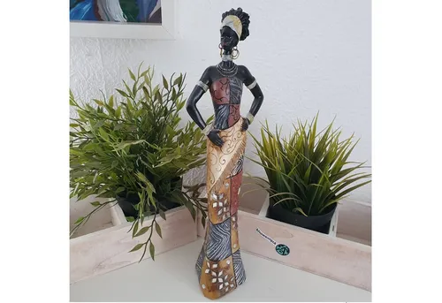 Aspinaworld Afrikafigur - Bunte Dekofigur einer Frau, 35 cm - Afrikafiguren aus Kunstharz, ideal für farbenfrohe Akzente in Ihrem Zuhause.