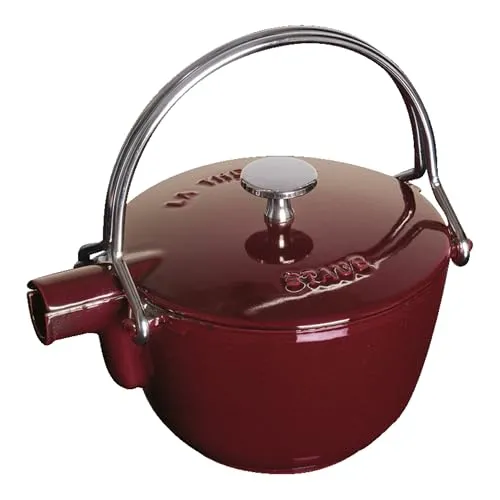 STAUB Teekanne/Wasserkessel, Grenadine Rot, 1,1 L - Teekocher aus Gusseisen mit 1,1 L Fassungvermögen, ideal für die klassische Teezubereitung. Hält den Tee lange warm und überzeugt mit elegantem Design und Edelstahlhenkel.