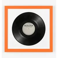 K-Möbel Schallplatten Rahmen Orange 40x40cm mit Passepartout - Präsentieren Sie Ihre Vinyl-Schätze stilvoll! Dieser 40x40 cm Echtholzrahmen bietet mit Museums-Passepartout und Floatglas optimalen Schutz und eine elegante Optik für Ihre Schallplatten.