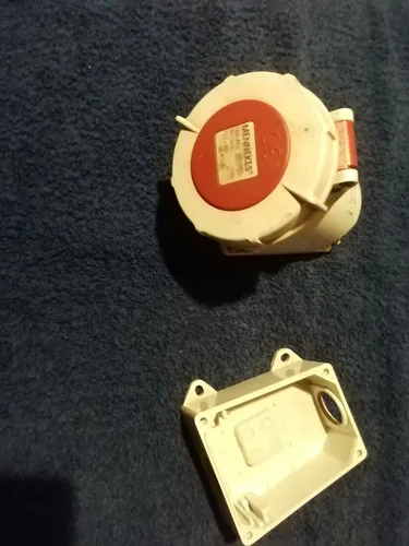 Mennekes CEE-STECKDOSE AMELAN HW/VN 16A (AM 9520) - Robuste 16A Wandsteckdose für Außenanwendungen, IP67 Schutzart, ideal für industrielle Nutzung und wetterfeste Installationen.