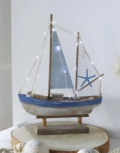 Dekoleidenschaft LED Deko Segelschiff aus Holz - Statuen im Shabby Look, 48 cm hoch, mit 18 weißen LEDs für stimmungsvolle maritime Beleuchtung, ideal für den Innenbereich.